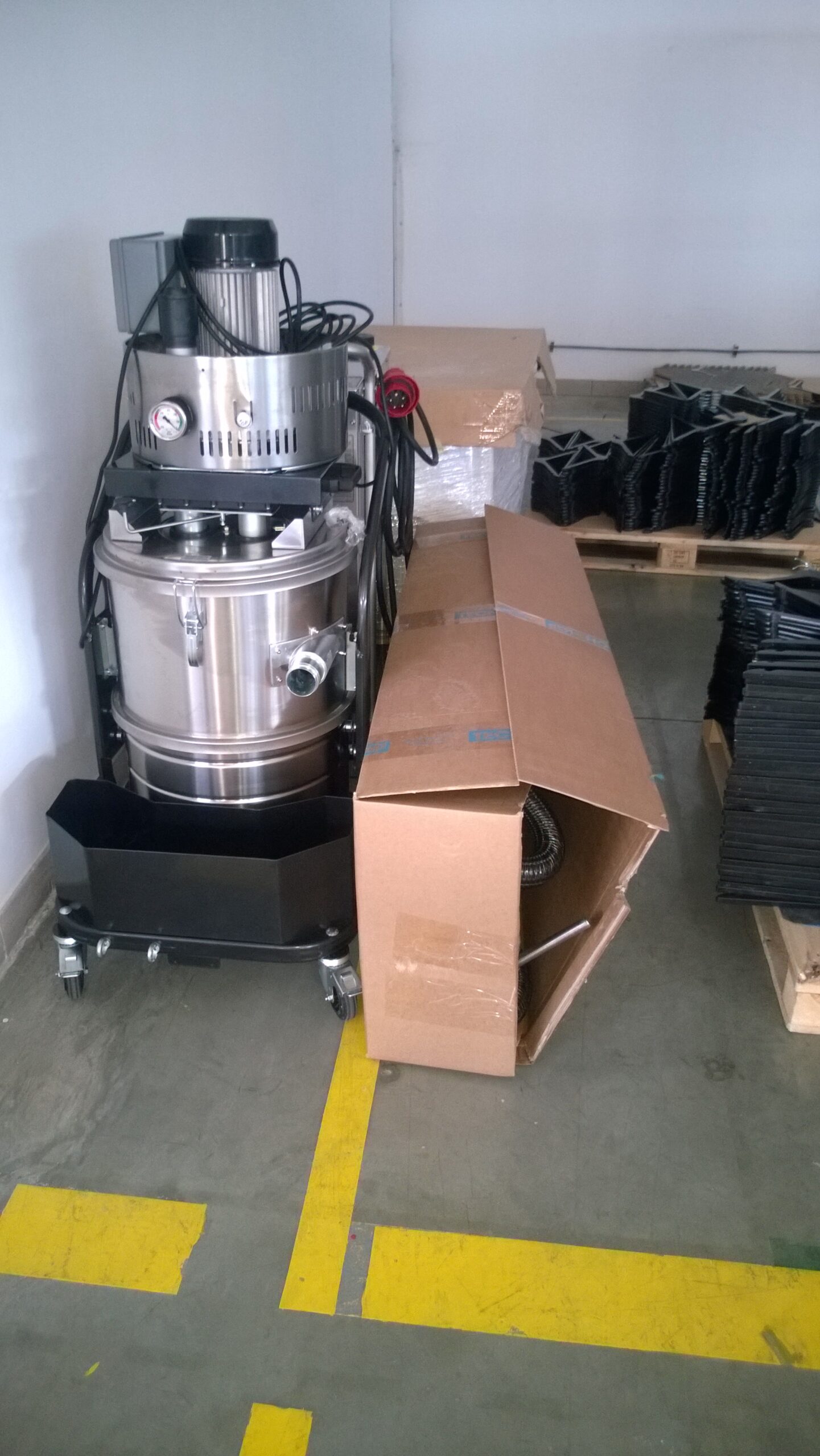 Czyszczenie linii produkcyjnych w zakładach spożywczych 6 Odkurzacz przemysłowy Tecnovap