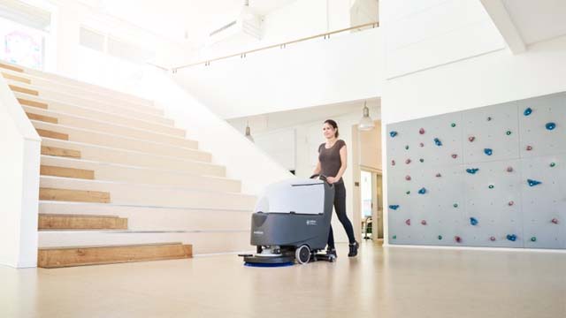 Jaka maszyna do mycia podłogi w sklepie i markecie? Wybieramy optymalne rozwiązanie 1 czyszczenie podłogi w sklepie