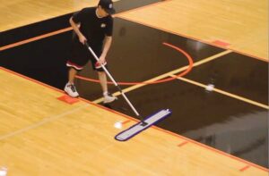 Maszyna do mycia podłogi sportowej - co najlepiej wybrać? 1 czyszczenie podłogi w sali gimnastycznej