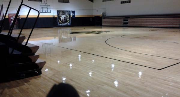 Maszyna do mycia podłogi sportowej - co najlepiej wybrać? 5 podłoga sportowa po nałożeniu warswty ochronnej