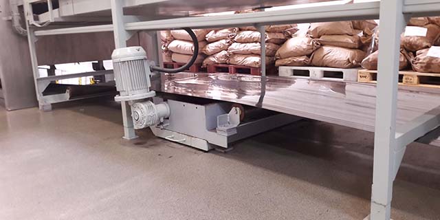 Czyszczenie linii produkcyjnych w zakładach spożywczych 2 stanowiska mycia linii produkcyjnej - szczotki