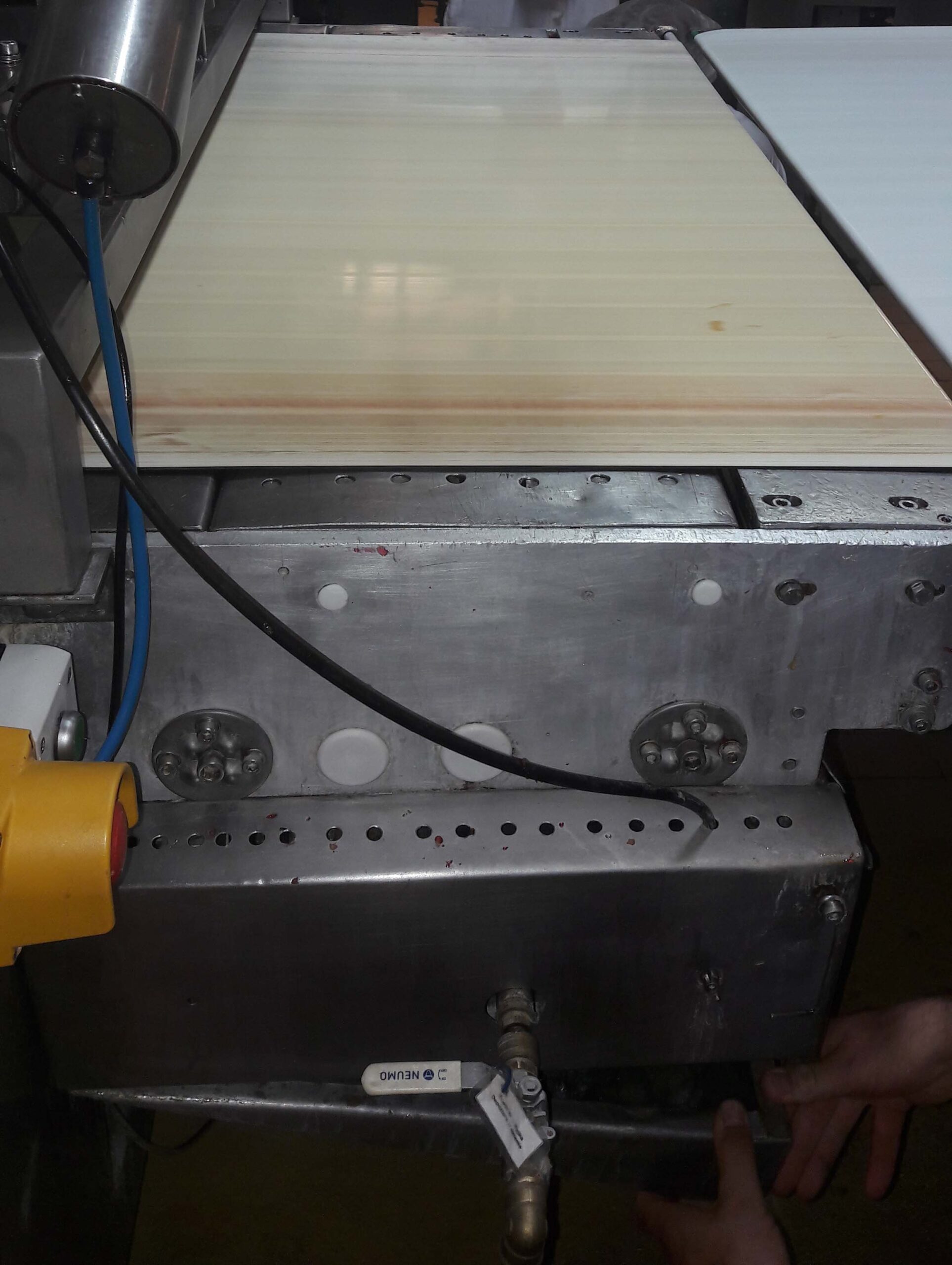 Czyszczenie linii produkcyjnych w zakładach spożywczych 1 zabrudzona linia produkcyjna